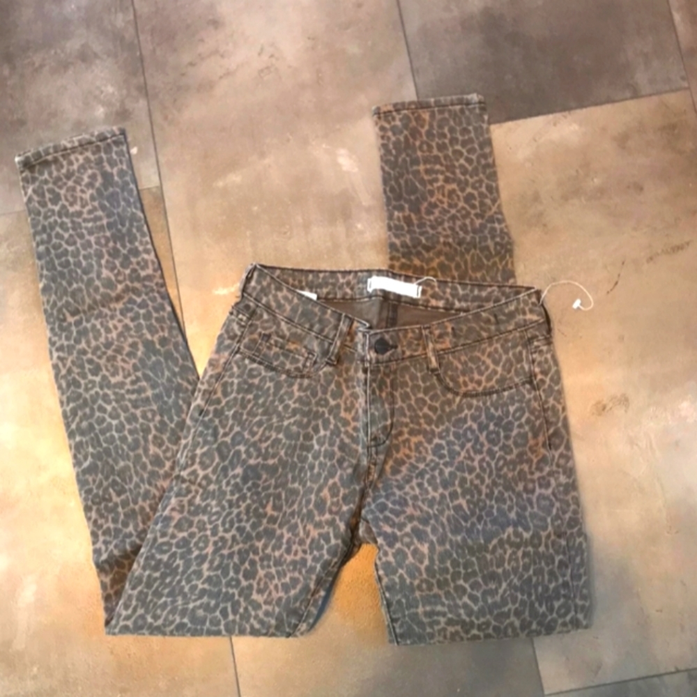 Bullhead leopard print skinny jeans in like new condition, Junior's size 7.